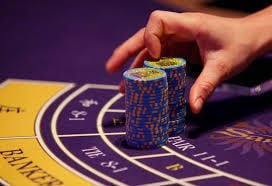 Ilustrasi gameplay live casino dengan dealer asli dan interaksi pengguna di rans288